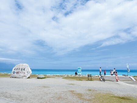 花蓮縣七星潭風景區是遊客必去之處，縣政府因應觀光旅遊客群多元，向中央爭取900萬元經費，將優化景區遊憩環境，提升整體觀光遊憩品質。（羅亦攝）