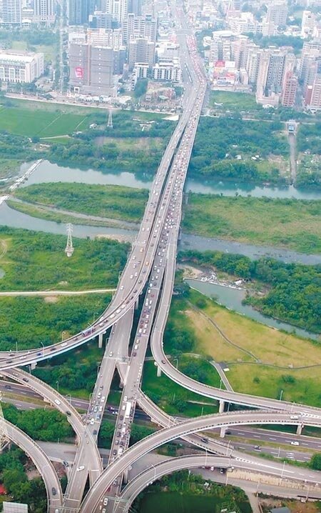 大新竹輕軌建設已獲交通部同意備查，市府交通處12日將再至議會作專案報告，若輕軌完工，將可有效紓解通往竹科交通。（本報資料照片）