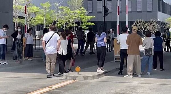 台南科技工業區內的傑太日煙傳出員工確診,今天召回上百員工進行PCR篩檢。圖/記者吳淑玲翻攝