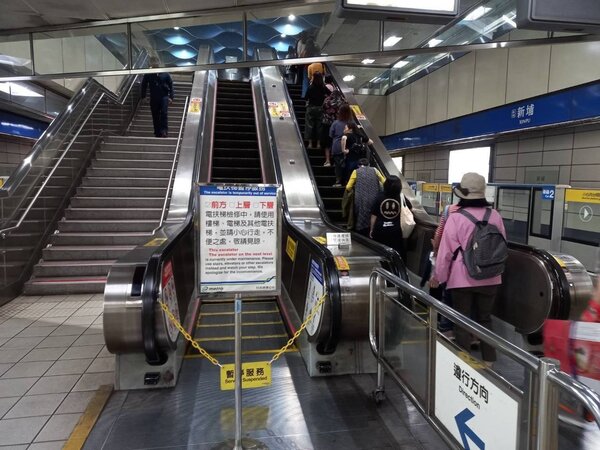 捷運新埔站3月發生電扶梯失速意外，北捷要求維修廠商2萬元維修金，北市議員認為根本不痛不癢。圖╱台北捷運公司提供