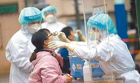 
國內快篩試劑價格昂貴，引發國人不滿，國民黨立委炮聲隆隆，強烈質疑陳時中變相縱容、圖利中間商剝削，大賺國難財，呼籲監察院與檢調應介入調查，是否有怠忽職責、圖利不法的行為。圖為桃園社區篩檢站，供有足跡疑慮的民眾採檢。（本報資料照片）
