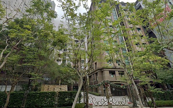 「大直觀河」社區9樓戶，前屋主在2013年11月以單價96.24萬、總價1億3888萬購買144坪豪宅，並在今年1月將合併戶拆開賣，總獲利百萬以上。圖／截自Google Maps