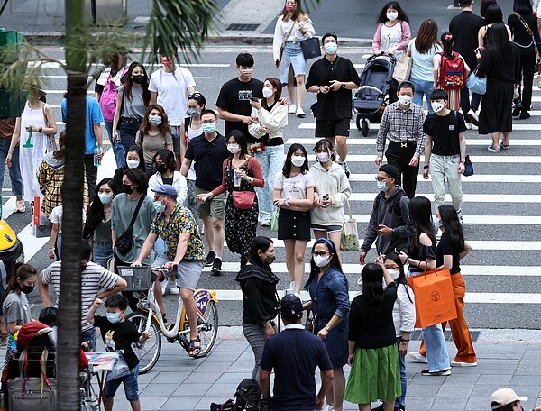 吳德榮說，今西半部晴朗穩定，東半部有局部短暫降雨的機率；白天「暖如夏」、早晚涼，日夜溫差大。 聯合報系資料照／記者侯永全攝影