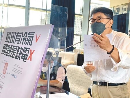 
台中市議員李中在市議會質詢，抨擊台電發文給學校、表示要實施「校園空調自動需量反應」機制，讓政府推動「班班有冷氣」政策的美意大打折扣。（林欣儀攝）
