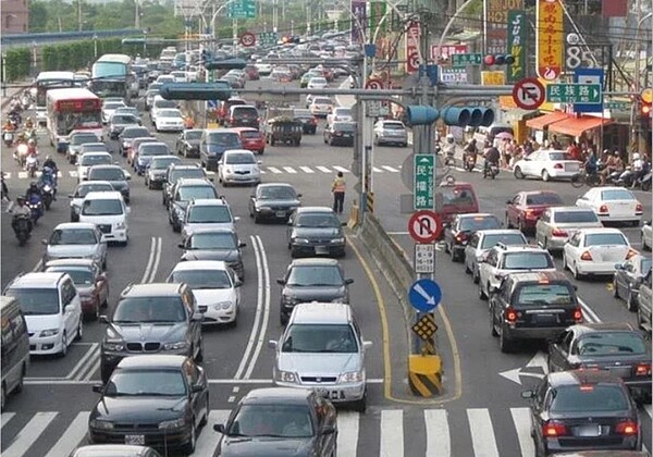 民代批評別把淡水人當二等公民,希望公路總局能盡速審查淡北道路。圖/新北市新工處提供