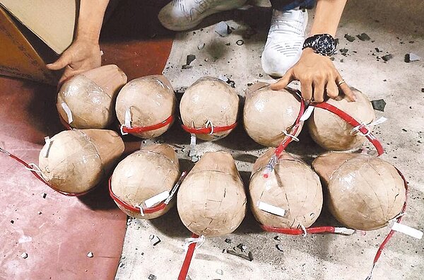 消防局馬公分隊、預防科進行清查、核對，確認煙火種類、數量、相關資料均無誤。圖／澎湖縣消防局提供