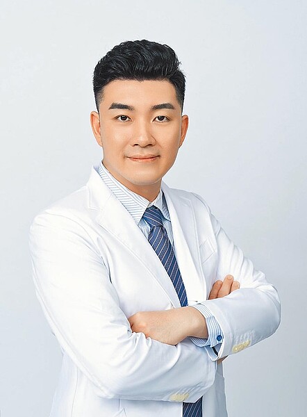 中國醫藥大學附設醫院台北分院骨科主治醫師吳行正表示,一旦出現肩頸僵硬、雙手麻痛問題,應尋找脊椎外科專業醫師,盡早找出病因,方能對症治療。圖/吳行正醫師提供