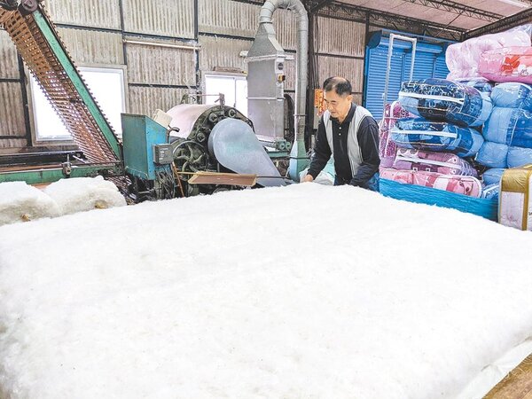 台南將軍苓仔寮的傳統棉被廠業者說，日前下單訂購的墨西哥進口棉花，價格一次就漲了3分之1。圖／建成製棉廠提供