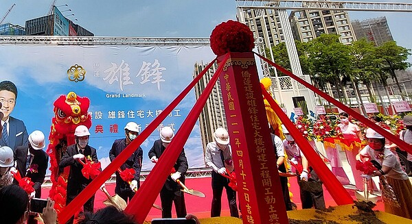 板橋區江子翠段第三崁小段的都更二箭暨危老案「雄鋒」開工動土,重建後將興建1棟地下6層、地上35層,共266戶的集合住宅。圖/好房網News記者林和謙/攝