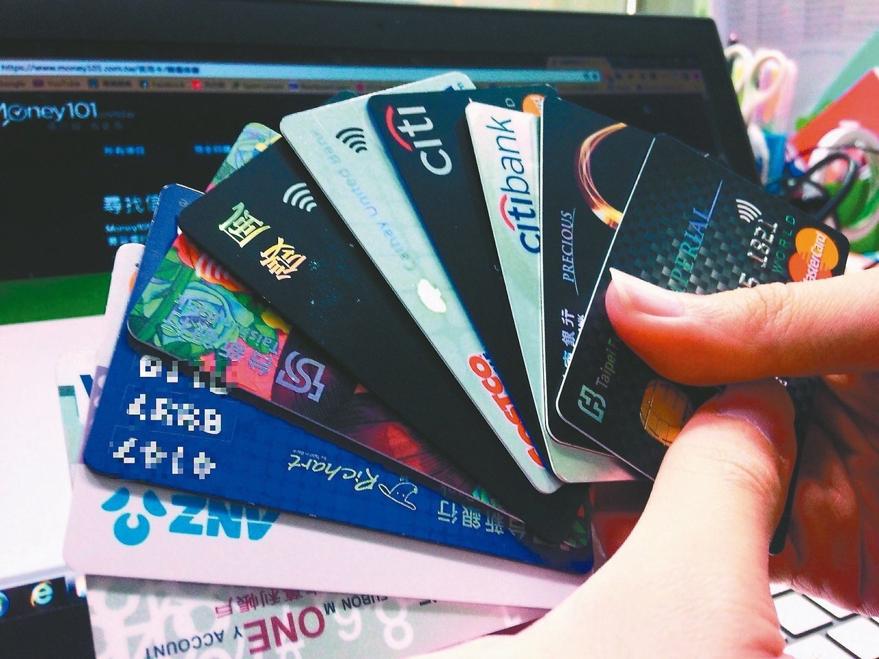 金管會已分別於2020年2月18日、5月29日、12月25日及2021年6月2日函請各銀行對受疫情影響還款有困難者,就個人金融產品,包括房貸、車貸、消費性貸款、信用卡款項等,提供緩繳或展延3至6個月等措施。示意圖/本報系資料庫