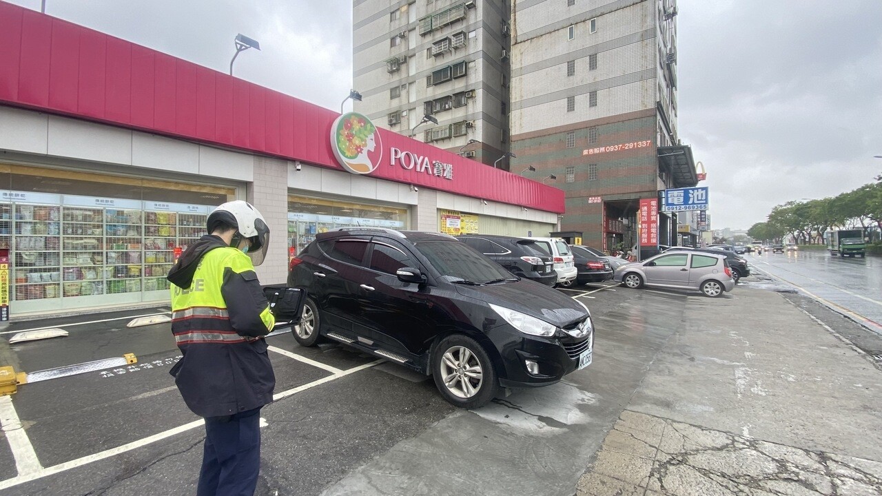 彰化市金馬路寶雅生活館金馬店前收費停車格先前被停整排「霸王車」，被批是「彰化人之恥」，由於占用人行道違停，被警方告發，但縣府發現，寶雅生活館金馬店設收費停車場未向縣府申請，涉及違法收費。本報資料照片 