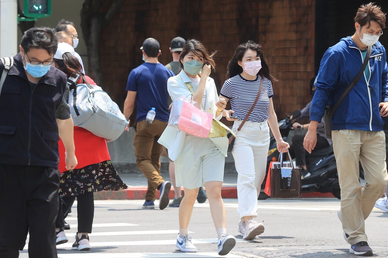 新北市衛生局表示,Omicron病毒傳播速度非常快速,因此當個案數達千人以上時,足跡不代表只有哪裡有風險,而是處處都要有防疫意識,考慮每日確診數破千時不再公布足跡。記者蘇健忠/攝影