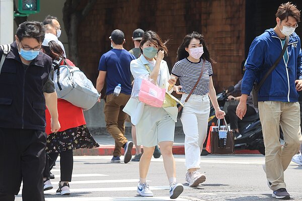 新北市衛生局表示,Omicron病毒傳播速度非常快速,因此當個案數達千人以上時,足跡不代表只有哪裡有風險,而是處處都要有防疫意識,考慮每日確診數破千時不再公布足跡。記者蘇健忠/攝影