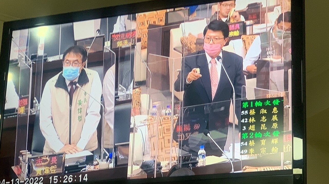 台南市議員謝龍介(右)昨天在市議會質詢市長黃偉哲,是謝龍介獲國民黨提名參選市長後,兩人首度交鋒。記者吳淑玲/攝影