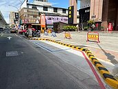 兼顧停車需求　北屯路試辦駐車彎式卸貨車格