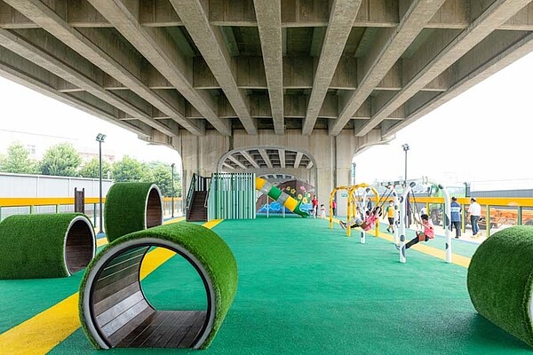 新屋「頭洲魅力公園」以農漁主題打造優質運動遊憩場所,活化台66線橋下空間。圖/桃園市政府提供