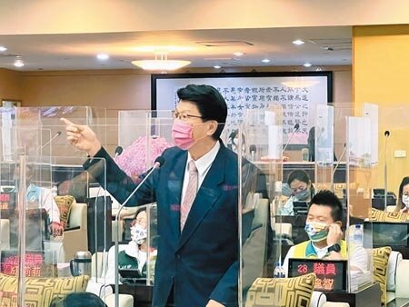 謝龍介指出,他已先將服務處的看板下架,並依法申請廣告物雜項執照,應是全市第一位依法申請的參選人。(洪榮志攝)