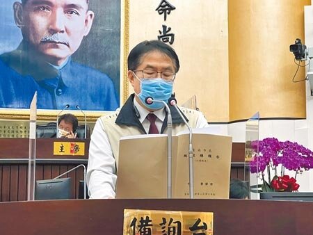 台南市議會定期會開議第1天,因市府拆除違規選舉廣告引發爭議,導致市長黃偉哲的施政報告延宕。(洪榮志攝)