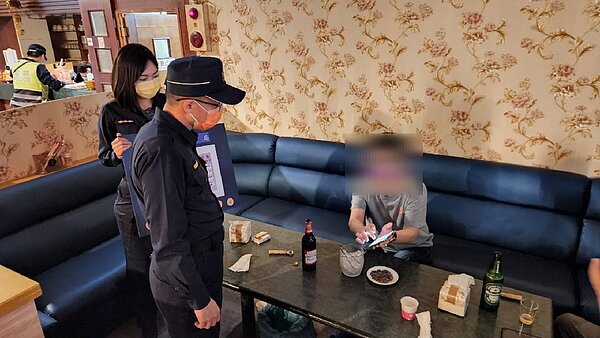 男客跨境消費成為這波娛樂場所傳播鏈無法阻斷的原因之一，屏東警方加強查核，斬斷傳播。圖／讀者提供