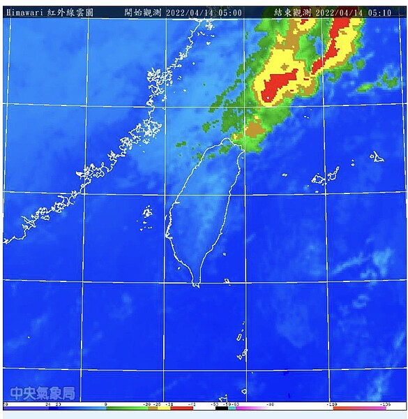 今晨觀測資料顯示，鋒面前緣雲系移入，伴隨中尺度線狀回波，及閃電現象，符合「颮線」的特徵，幸好處在衰減期、且僅尾端掠過北部。圖/氣象局提供