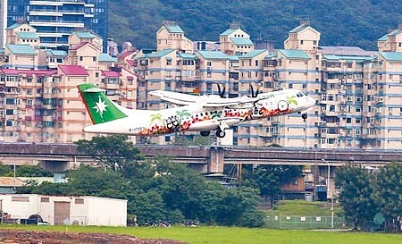 
圖為立榮航空班機在台北松山機場的跑道滑行，準備起飛。（本報資料照片）
