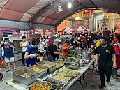 防疫鬆懈！大甲媽回鑾打菜不戴口罩　沒打疫苗趴趴走