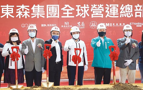 東森集團新北市全球營運總部13日舉辦盛大動土典禮,圖為新北市經發局長何怡明(左起)、新北市議會副秘書長李政勳、立委洪孟楷、新北市長侯友宜、東森集團總裁王令麟、國有財產署副署長李正宗。圖/東森集團提供