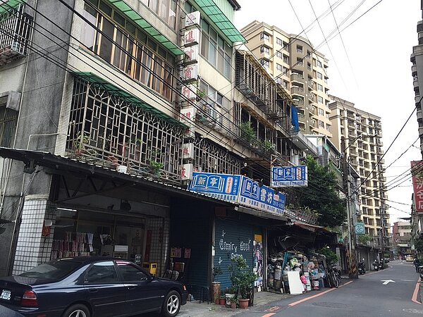 更新前夾雜鐵皮倉庫及凌亂空地。圖/新北市府提供