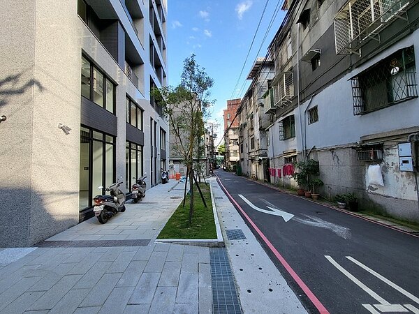 小巷弄退縮空間供人行避免與車爭道。圖/新北市府提供