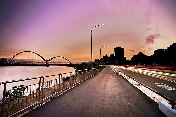 新月橋旁自行車道拓寬後之自行車道。圖/新北市府提供