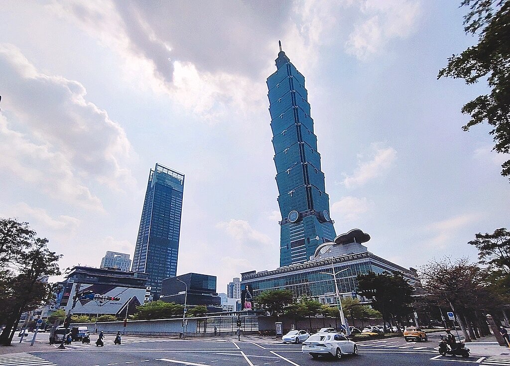 101為何這麼猛?他揭地標紅利超狂效應 一棟大樓「改變一座城市」 台北101與南山廣場。圖/CBRE提供