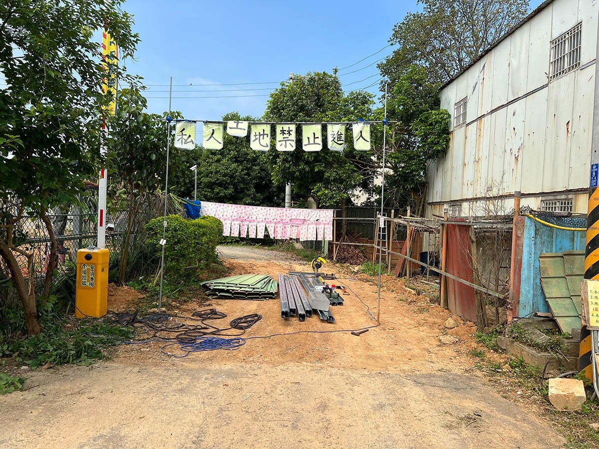 桃園市龍潭區大順路巷道地主掛出布條及柵欄管制進出，住戶提告勝訴批地主不理無視法律。記者曾增勳／攝影 