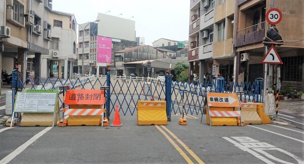台南市府連地下道東側入口封閉將開放。圖／交通局提供