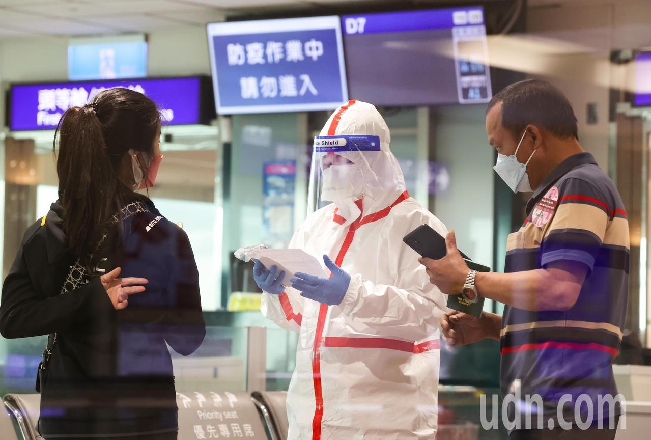 檢疫人員協助旅客填寫檢疫申報資料。記者黃仲明／攝影 