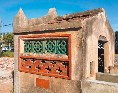 金門模範廁由紅磚、紅瓦和綠釉花格建構而成，外觀頗為典雅古樸。（李金生攝）