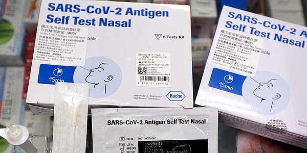 蘇揆14日宣布,即日起「徵用」國產快篩試劑,並大量進口,目標每月4,000萬劑,未來將參考「口罩實名制」,採健保卡登記,在一定時間內,以平實價格取得。圖/中時電子報資料照片