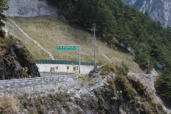 海拔2722公尺的埡口是南橫公路地標，也是高雄、台東交界處。記者陳弘逸／攝影