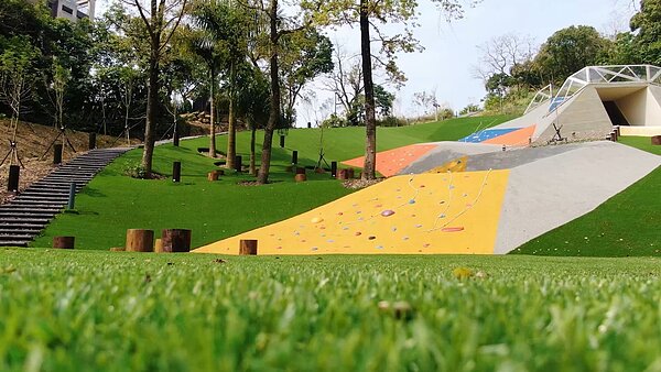 「文山森林公園」最大亮點就是一座長達50公尺的地景式磨石子溜滑梯。圖/新北市政府提供