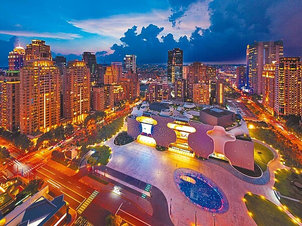 擁有「潤隆VVS1」,等於擁抱一座城!漫步市政特區七期版圖、歌劇院、大遠百、新光三越、府會園道美好光景,盡在足履之間。(潤隆提供)