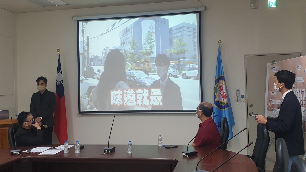 現場放映街頭訪問民眾對美福火災的看法。記者鄭國樑/攝影