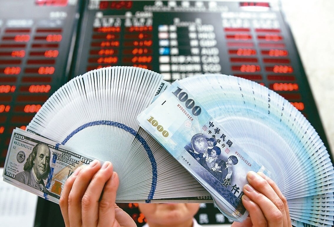 央行升息,市場利率走高,銀行資金調度轉趨保守。本報系資料庫