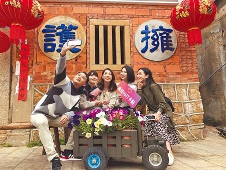 22日起參加旅遊團須接種滿3劑,業界直言會再出現一波消費糾紛。圖為民眾到金門旅遊。(本報資料照片)