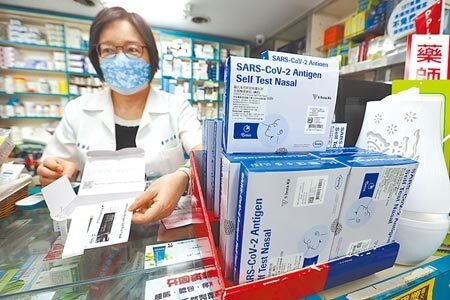 本土疫情急速擴散,家用快篩試劑一劑難求,各縣市都緊急向中央爭取配置。圖為台北市一間藥局先前將快篩試劑擺放在櫃台販售。(本報資料照片)