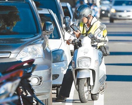 北市交通局有意於7月起,將鄰近市中心主要道路的5.5萬機車停車格納入收費,沒想到一向提倡使用者付費的市長柯文哲竟直呼「怪怪的」,要求再想想。(本報資料照片)