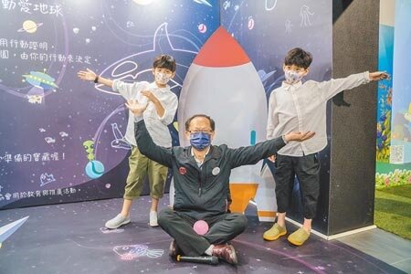 桃園市環保局在中壢區置地廣場舉辦「簡單生活實驗室嘟式樂園」,歡迎民眾參加。(賴佑維攝)