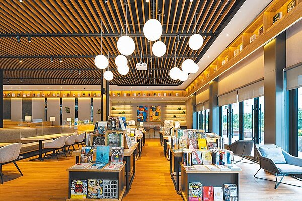 遠雄建設攜手蔦屋書店，將科工館旁的新建案「遠雄琢蘊」接待中心打造成「書是生活」，友善鄰里。圖／遠雄建設提供