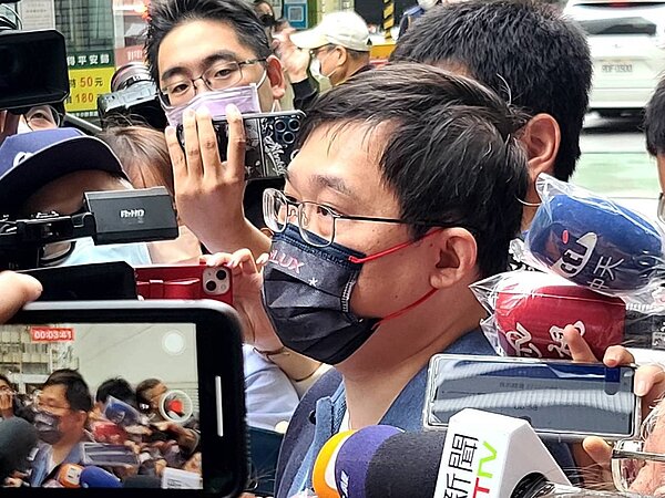 張國煒確定接任立榮董事長後，戴著有星宇航空標誌的口罩，與堵訪記者侃侃而談。圖／聯合報系資料照