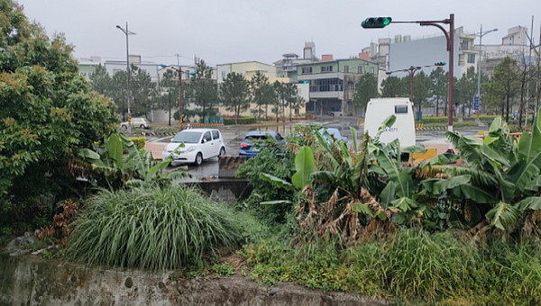 頭份市中興路、富國街受隆恩圳阻斷,車輛及行人往返兩地必須繞道而行,縣府將設置跨越圳溝的瓶頸路段改善工程。圖/苗栗縣政府提供