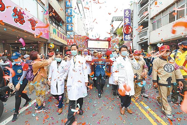 大甲媽回鑾15日經員林宏仁醫院,醫院派出醫師抬轎,形成了罕見的吸睛畫面。(宏仁醫院提供/吳敏菁彰化傳真)