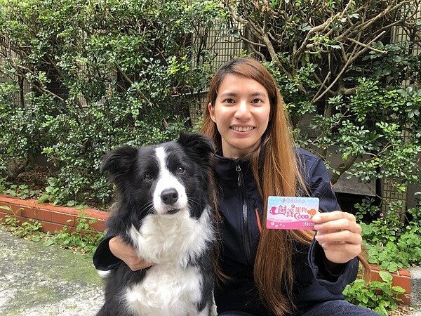 新北市動物保護自治條例已生效施行，寵物店家應將新北市政府公告買賣定型化契約張貼在店內明顯處。圖／新北市政府提供